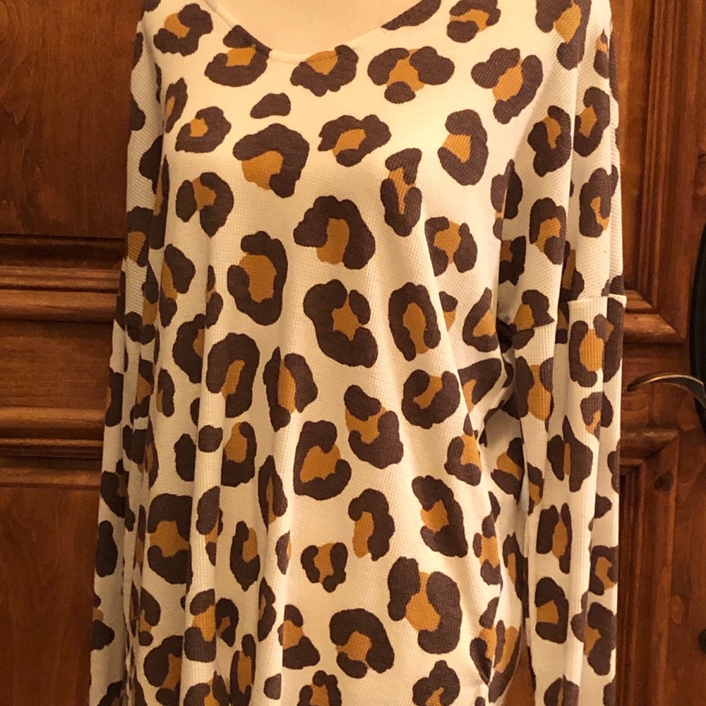 On Trend Leopard Top - Picture 8 of 8